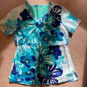 Landau scrub top